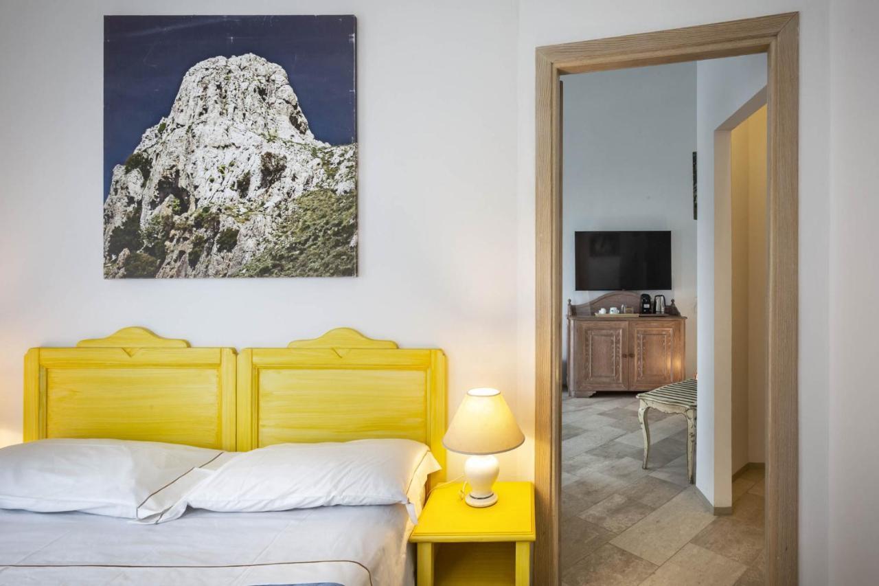 Iconic Luxury Suites Abbiadori Bagian luar foto