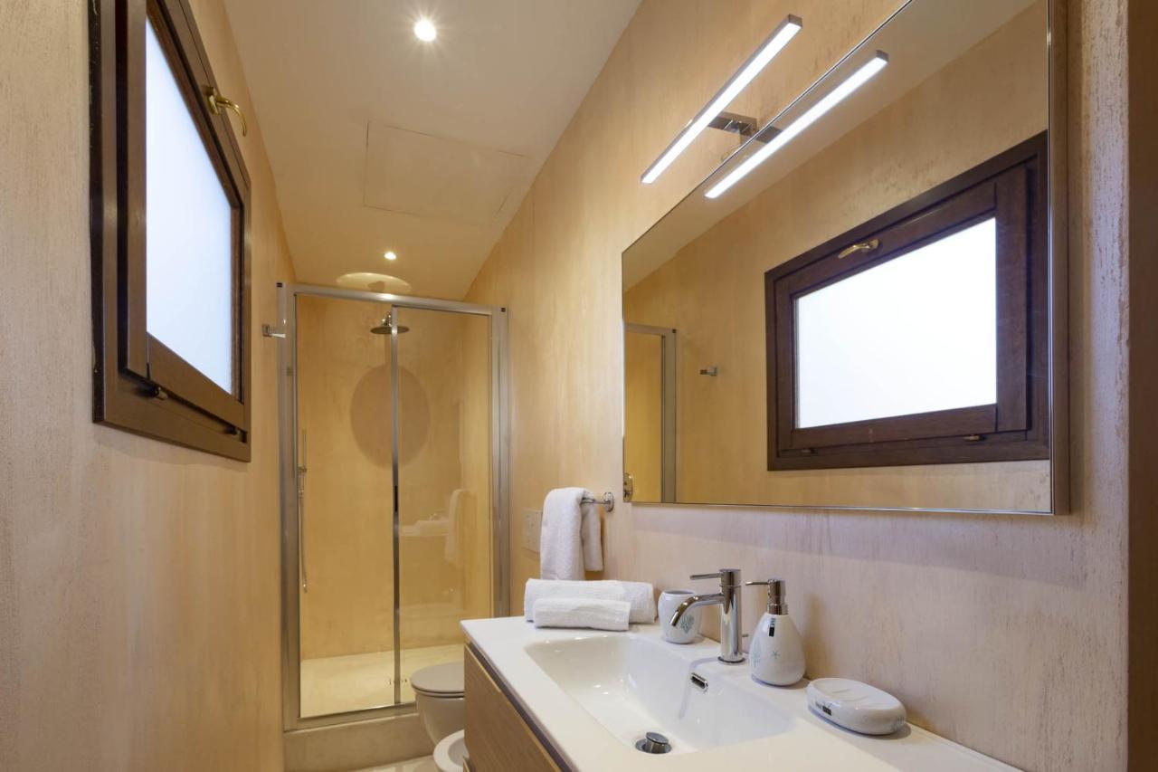 Iconic Luxury Suites Abbiadori Bagian luar foto