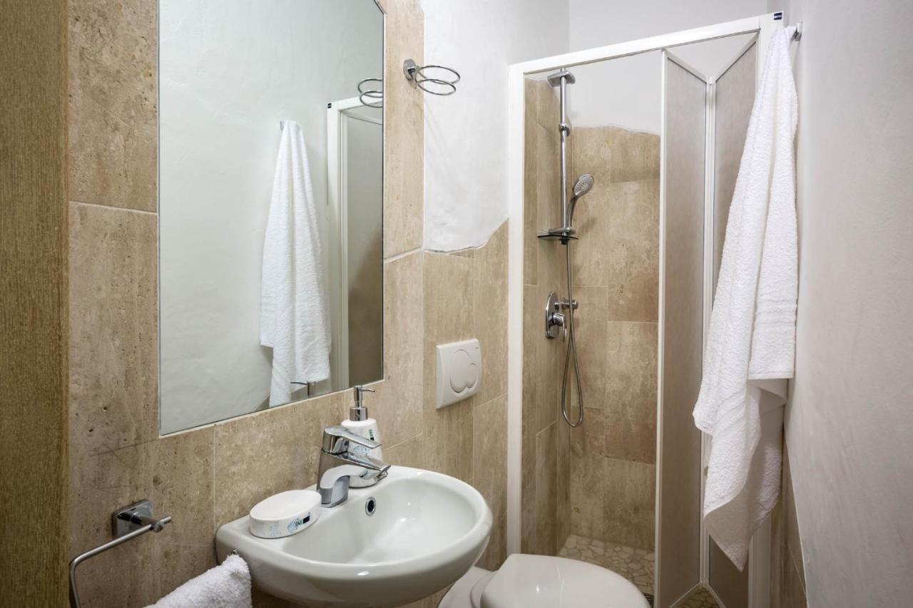 Iconic Luxury Suites Abbiadori Bagian luar foto