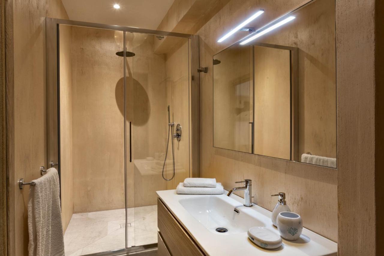 Iconic Luxury Suites Abbiadori Bagian luar foto