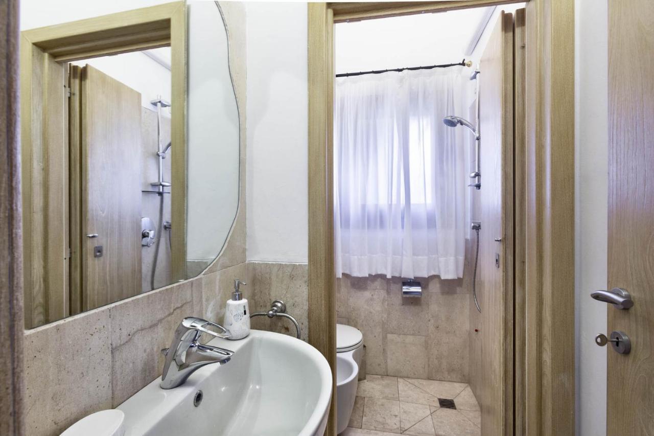 Iconic Luxury Suites Abbiadori Bagian luar foto