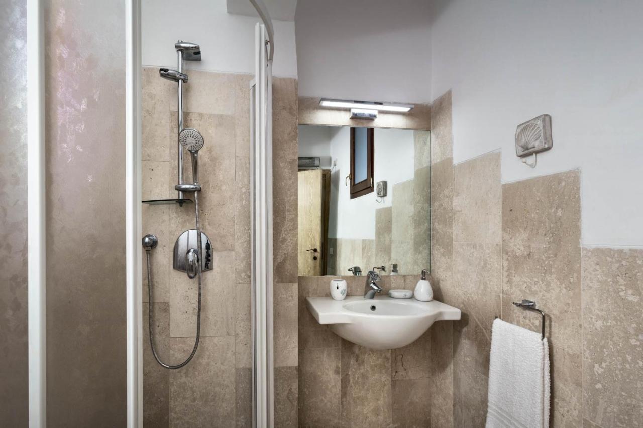 Iconic Luxury Suites Abbiadori Bagian luar foto